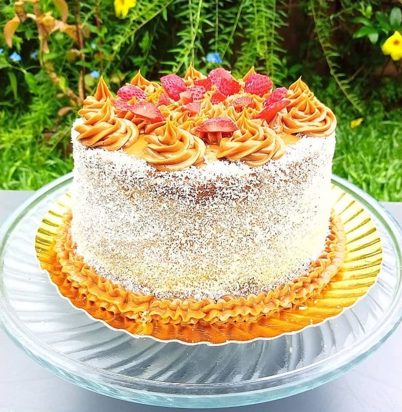 Torta sin tacc dia de la madre.Bizcochuelo de chocolate y vainilla con relleno de crema y frutil (2) (1) (1) (1)