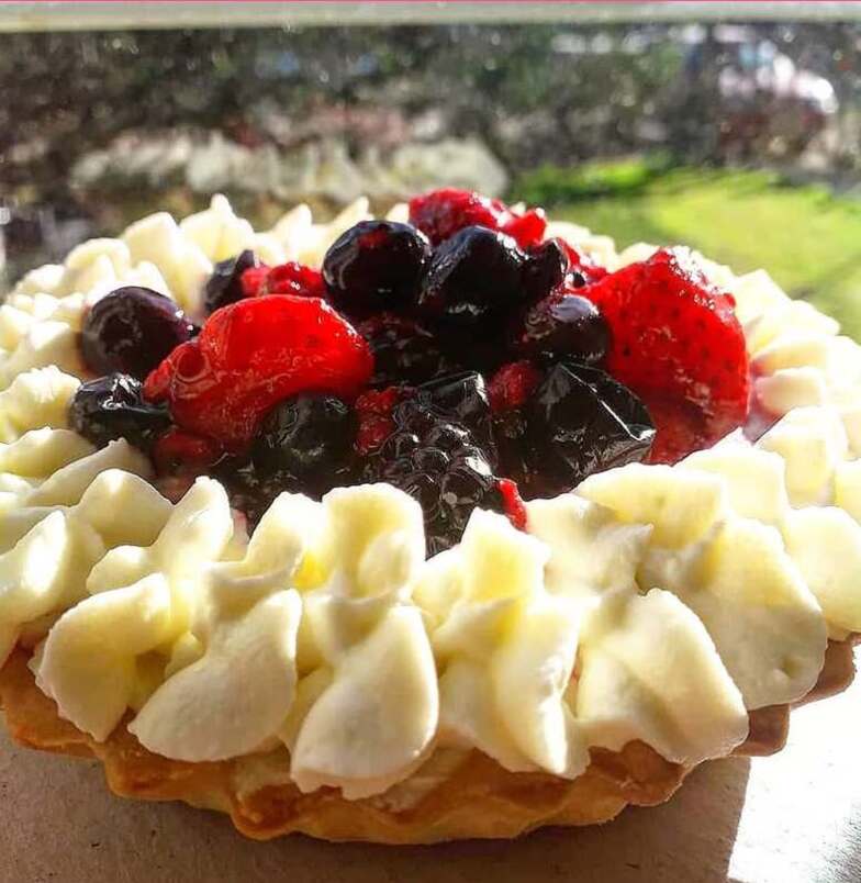 🥧Tarta de crema y frutos rojos de la cordillera patagónica, sin tacc🥧Síguenos y dale like a es (1) (1)