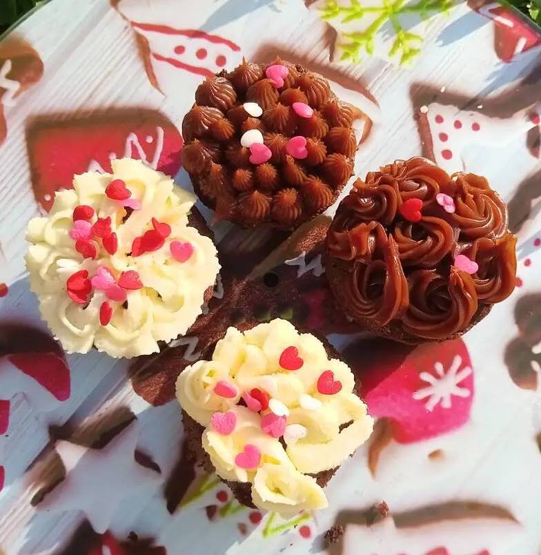 🧁Cupcakes de chocolates y semillas, decorado con dulce de leche y crema, sin tacc🧁Síguenos y d (1) (1) (1)